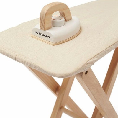 Mesa de passar roupa infantil com ferro de engomar pequeno de madeira e plástico branco