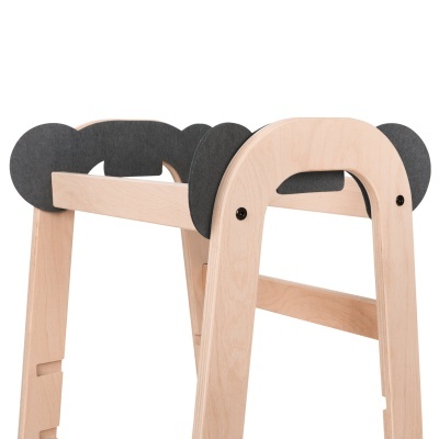 Bancada de madeira clara com detalhes pretos em forma de orelhas