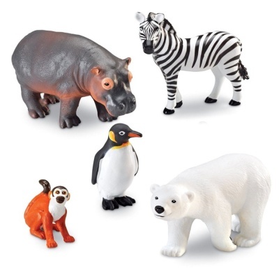 Cinco brinquedos de animais em plástico: hipopótamo, zebra, pinguim, urso polar e macaco.