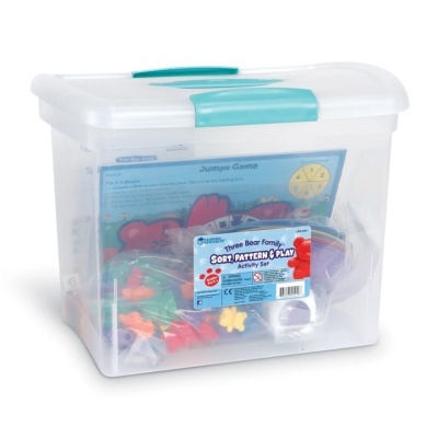 Caixa plástica transparente com conjunto de atividade infantil colorido e etiqueta 'Three Bear Family SORT, PATTERN & PLAY Activity Set'
