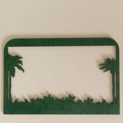 Moldura verde com recorte de palmeiras e vegetação