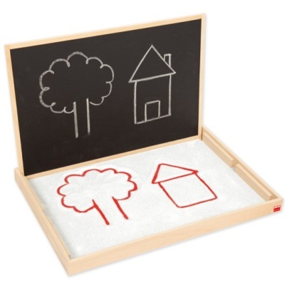 Lousa dupla com moldura de madeira clara e desenhos de árvore e casa