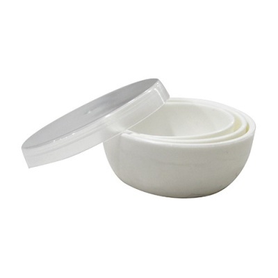 Conjunto de três taças brancas de plástico com tampa