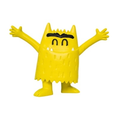 Boneco monstruoso amarelo com braços estendidos e sobrancelha preta.