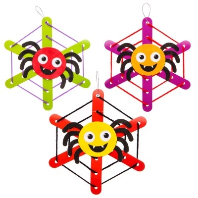 Decorações de aranha coloridas feitas de madeira com olhos grandes e sorriso dentado