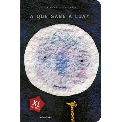 Capa de livro infantil 'A QUE SABE A LUA?' com lua ilustrada e girafa