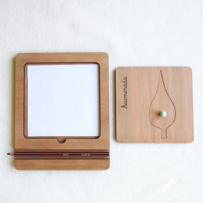 Quadros decorativos em madeira clara com design e inscrição 'foumimoda'.