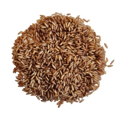 Grãos de arroz integral cru castanhos sobre fundo branco