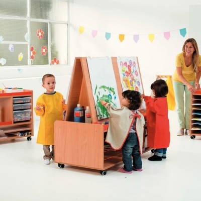 Cavalete de madeira com tintas e crianças a pintar