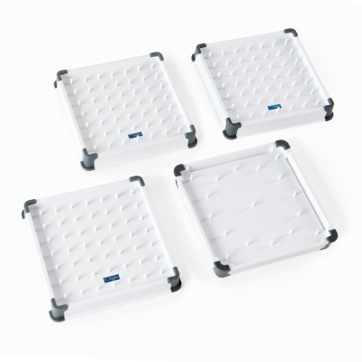 Bases quadradas brancas de plástico com cantos reforçados a preto e etiqueta azul