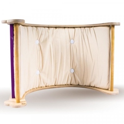 Relógio de madeira curvo com painel acolchoado bege