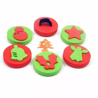 Seis carimbos de borracha com motivos natalícios, base redonda verde e vermelha