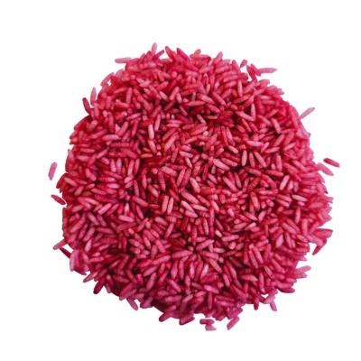 Grão de arroz cor de rosa sobre fundo branco