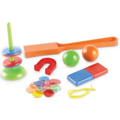 Conjunto de brinquedo magnético colorido com diversas peças sobre fundo branco