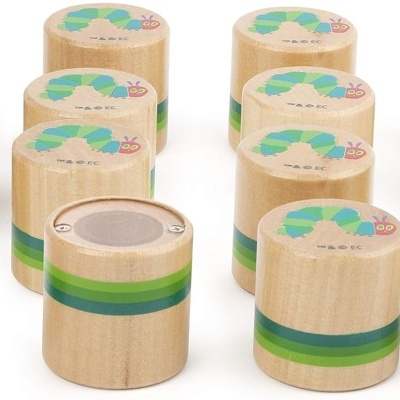 Doze carimbos de madeira cilíndricos com faixas verde e azul