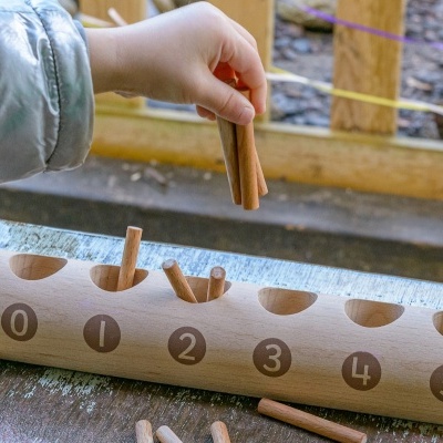 jogo de madeira com paus e números de 0 a 6