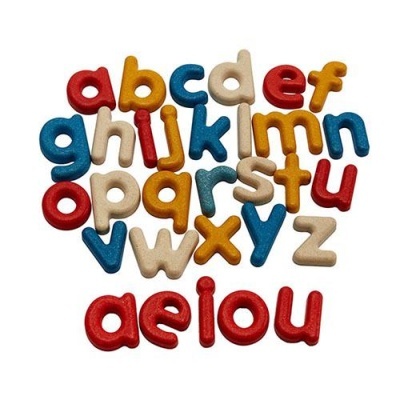 Letras do alfabeto coloridas 3D em material texturizado sobre fundo branco