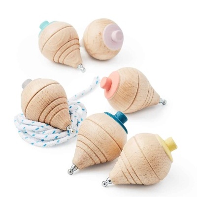 Cinco piões de madeira coloridos com acabamento em cores pastel e uma corda branca com pontos azuis