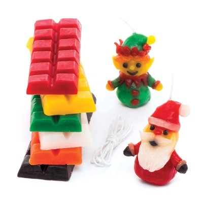 Velas coloridas empilhadas e velas decorativas de elfo e Pai Natal