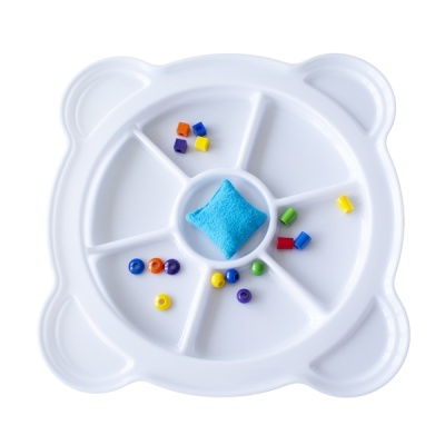 Prato branco plástico formato urso com compartimentos e contas coloridas