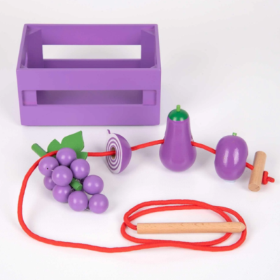 Brinquedo educativo de madeira em tons roxos com vários legumes e caixa roxa