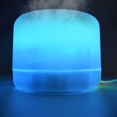 Difusor de aroma redondo com luz azul e vapor a sair