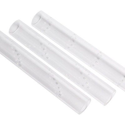 Três tubos transparentes cilíndricos com bolhas em fundo branco