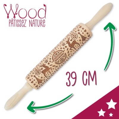 Rolo de massa em madeira clara com padrões natalícios gravados