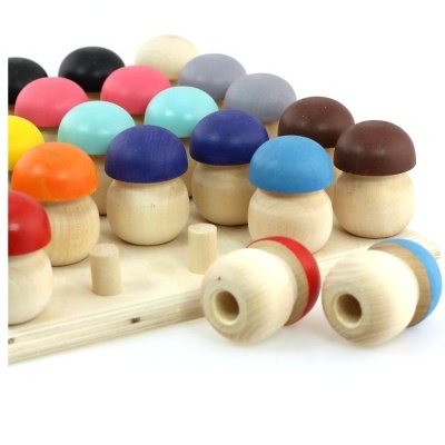 Peças de madeira coloridas em forma de cogumelos numa base de madeira clara