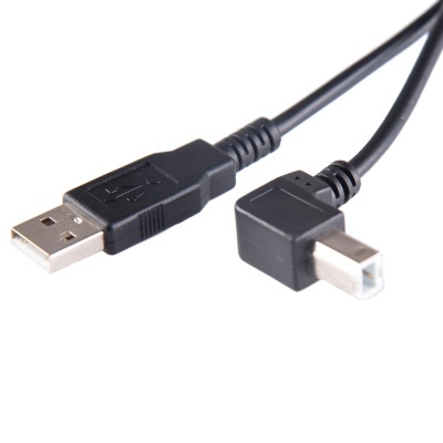 Cabo USB preto com conector USB A e conector USB B em ângulo