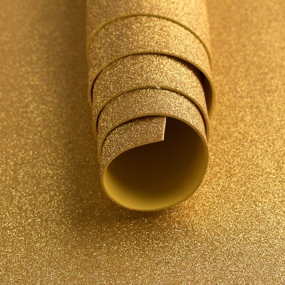 Rolo de papel dourado brilhante com textura glitter