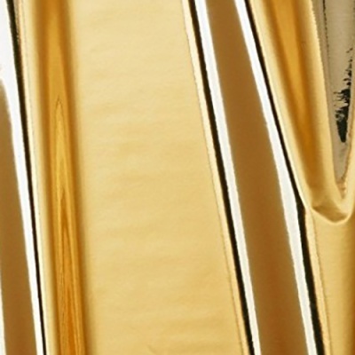 Close-up de superfície metálica dourada refletiva com curvas