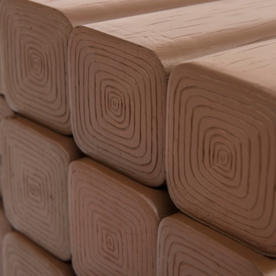 Blocos de cerâmica castanho claro com padrões concêntricos quadrados empilhados