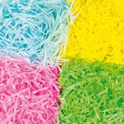 Aparas de papel coloridas em azul claro, amarelo, rosa e verde organizadas em um padrão quadrado