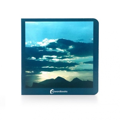 Livro com capa azul escura e imagem de céu e montanhas