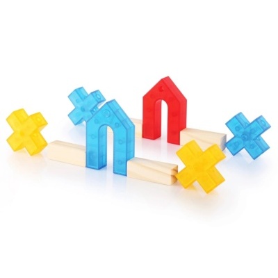 Conjunto de peças de jogo coloridas em plástico e madeira