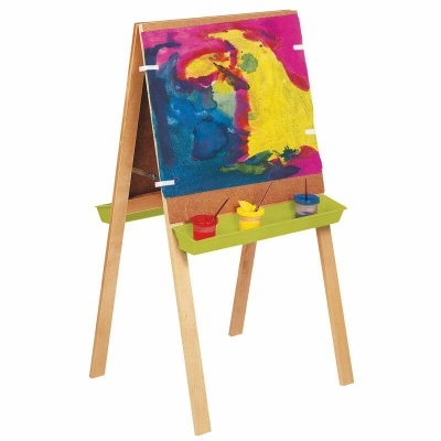 Cavalete de madeira com tela pintada e tintas coloridas