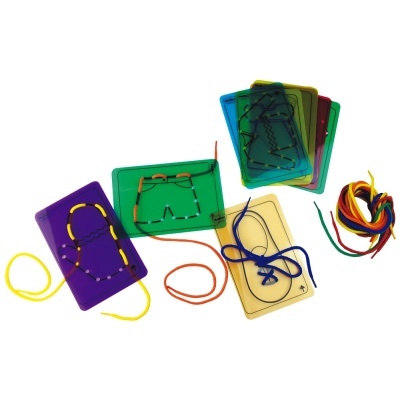 Cartões plásticos coloridos com linhas para enfiar em forma de óculos