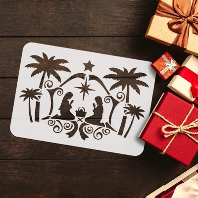 Cartão branco com desenho recortado de cena natalícia e caixas de presente coloridas em superfície de madeira