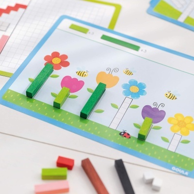 Jogo educativo com peças de madeira coloridas em forma de flores num tabuleiro com abelhas desenhadas