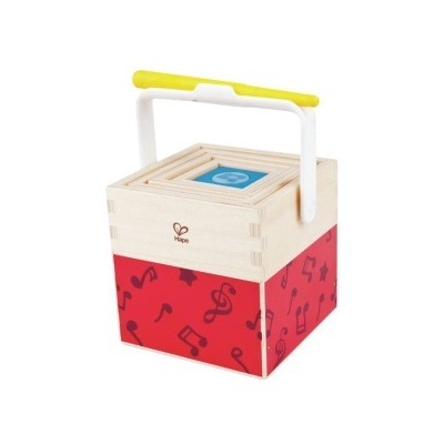 Caixa musical em madeira com notas musicais vermelhas e pega amarela