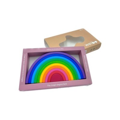 Arco-íris de madeira colorida embalado em caixa rosa e embalagem de cartão castanha