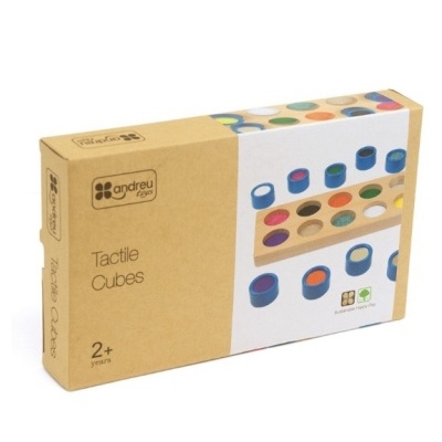 Embalagem de papelão dos Tactile Cubes da andreu toys, com ilustrações de cubos coloridos e base de madeira.