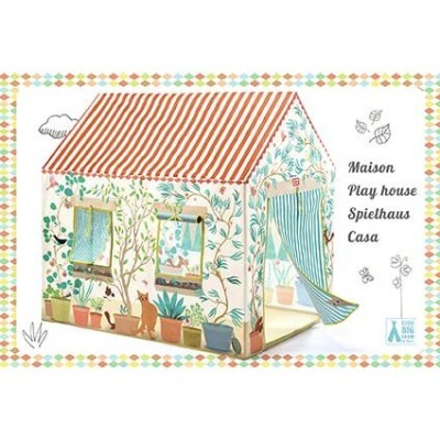 Casa de brincar infantil com padrão floral, teto listrado e janelas com cortinas