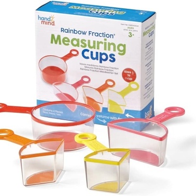 Conjunto de copos medidores coloridos e sua caixa branca com texto