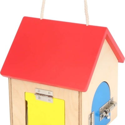 Brinquedo de madeira em forma de casa com cores vibrantes e alça de corda
