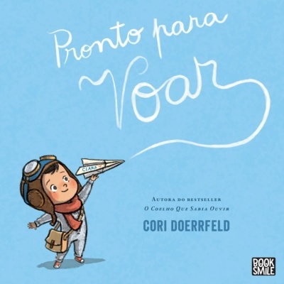 Capa de livro 'Pronto para Voar' com criança vestida de piloto e avião de papel