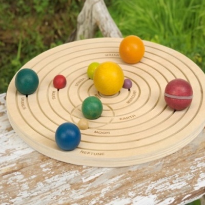 Painel de madeira com sistema solar e planetas coloridos