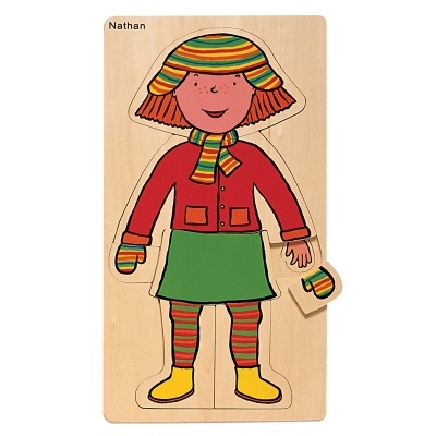 Puzzle de madeira com menina vestida coloridamente