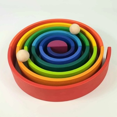 Brinquedo em espiral colorido de madeira com bola